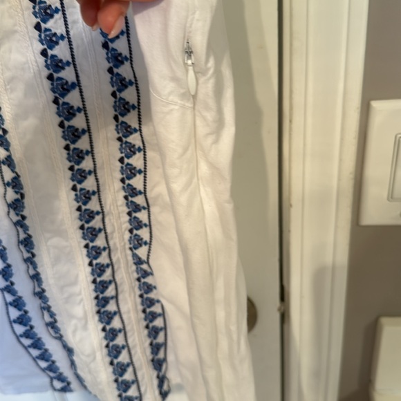 Vineyard Vines Poplin White Sleeveless Tank Top with Blue Embroidery - Picture 6 of 10